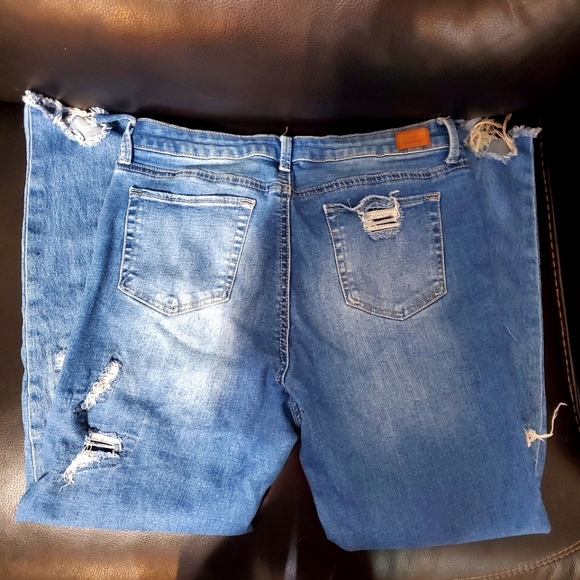 Women's Distressed Jeans - Picture 3 of 5